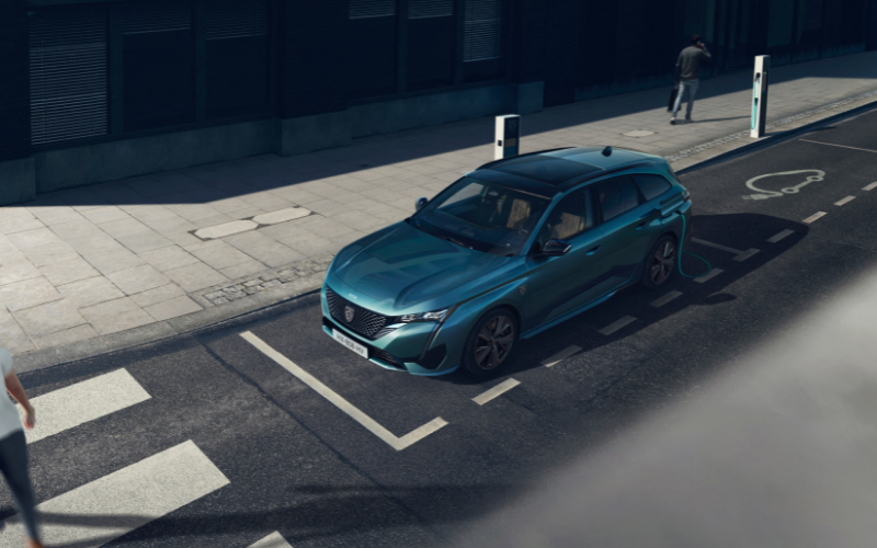 PEUGEOT 308 charging in street